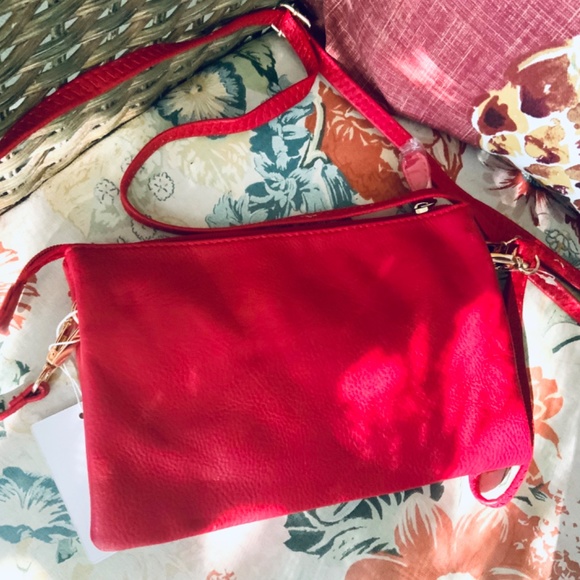 RED CROSSBODY w/MEDALLION / MESSENGER BAG⭐️ LIGHT WEIGHT- NEW CONDITION W/TAGS - Picture 4 of 14